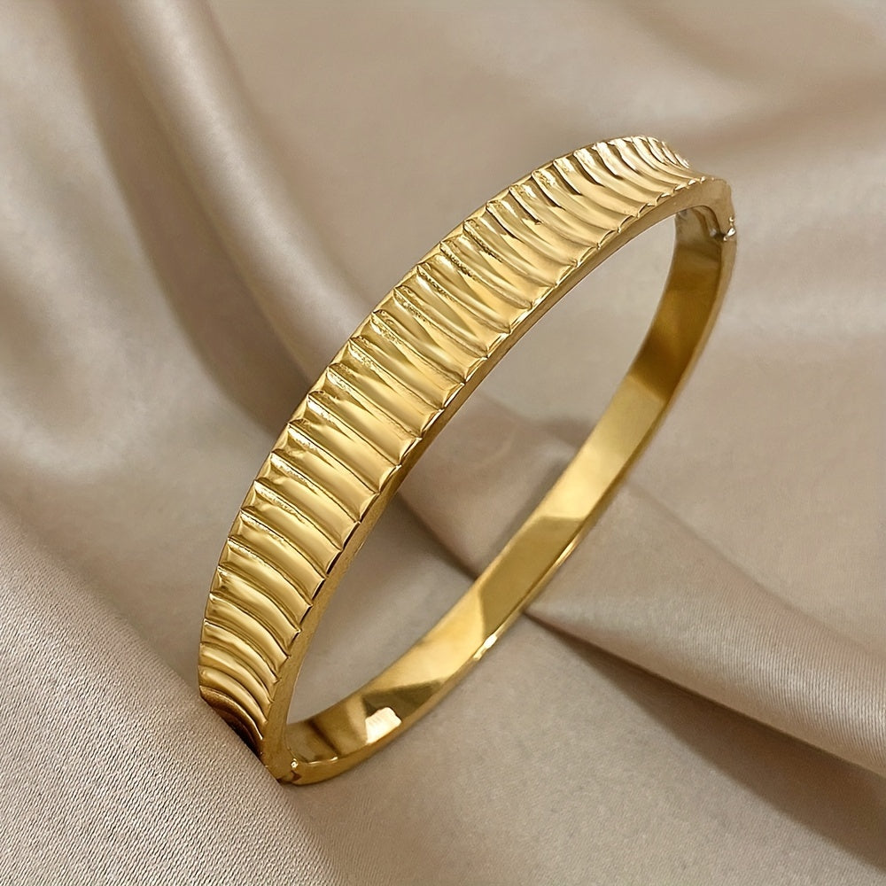 Noir Ribbed Arc Cuff